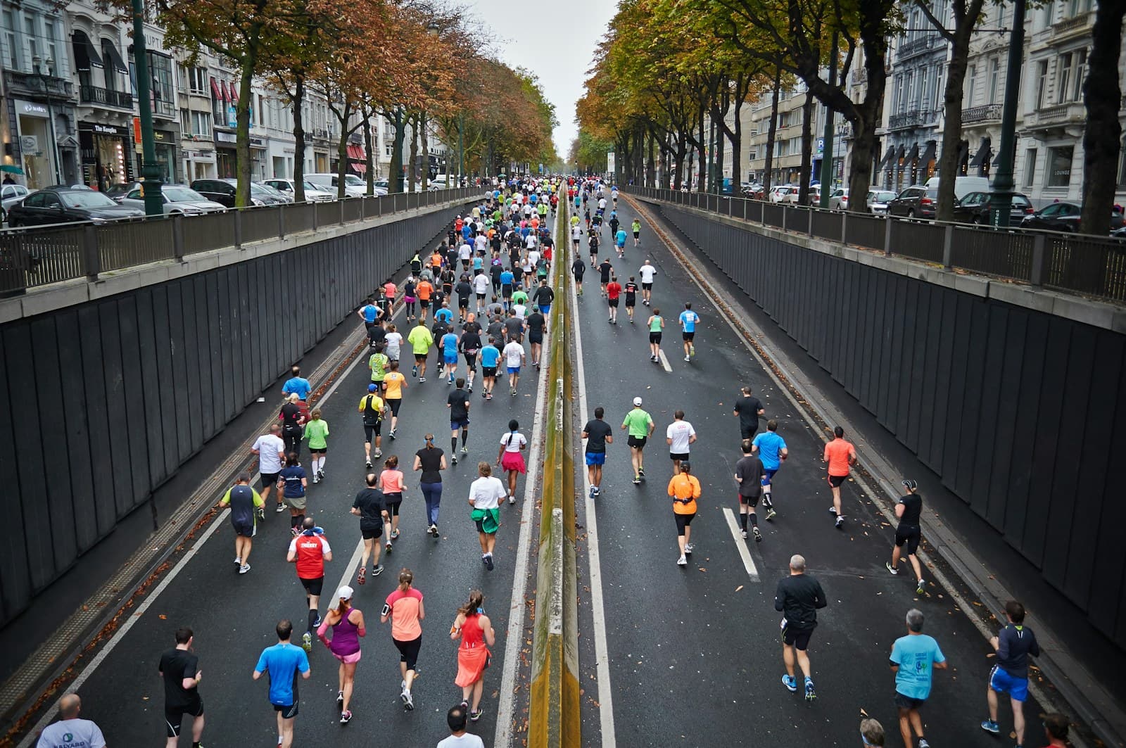 Participantes de uma corrida de rua em uma avenida