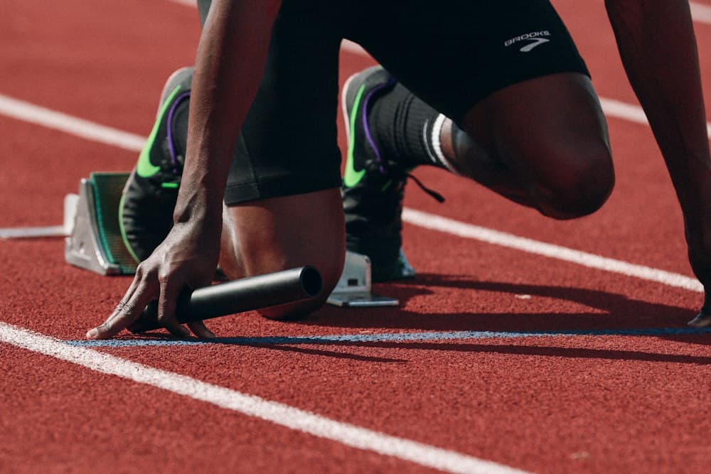 Atleta preparado para largar em uma pista