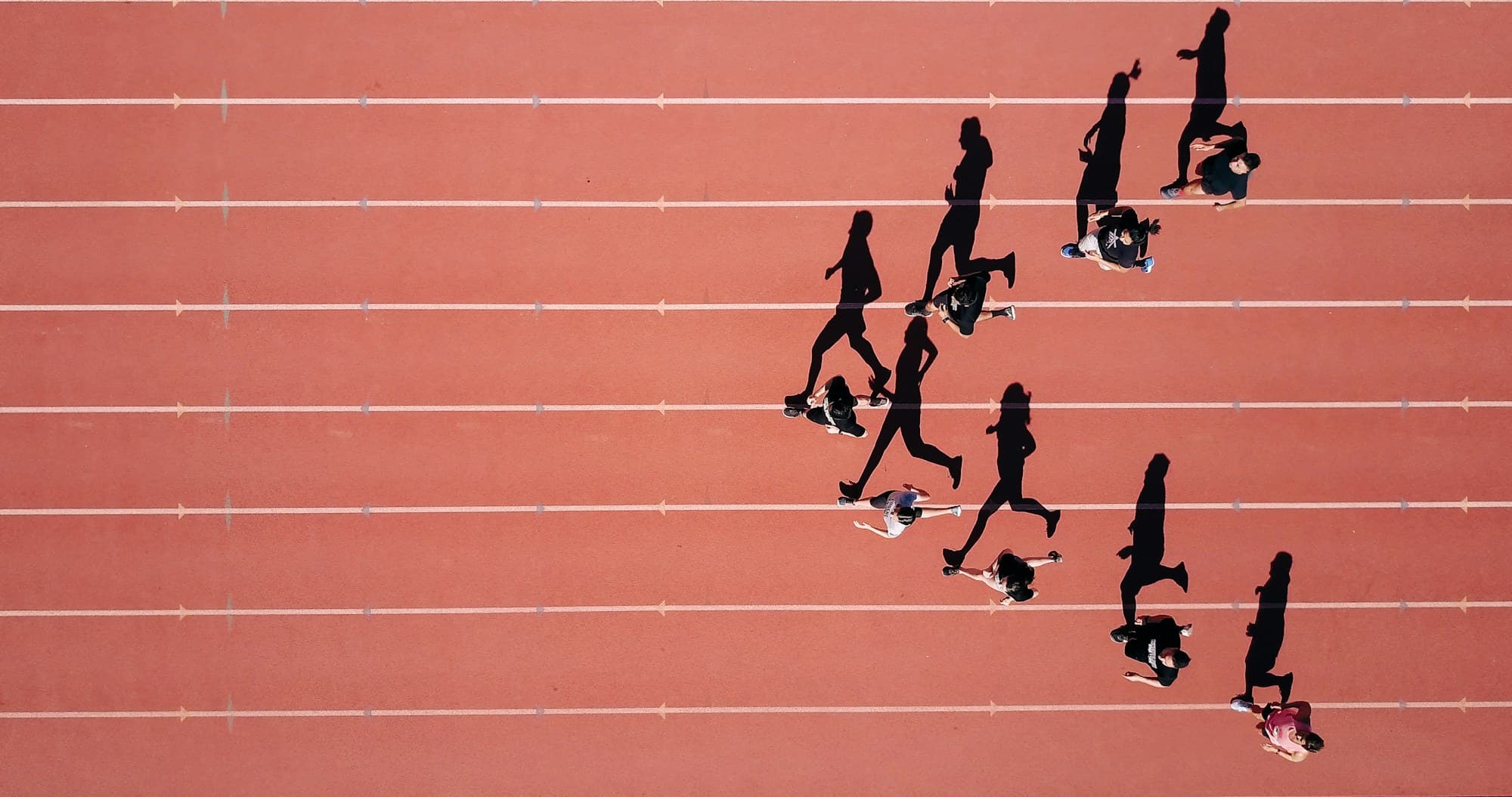 Vista aérea de corredores em uma pista de atletismo
